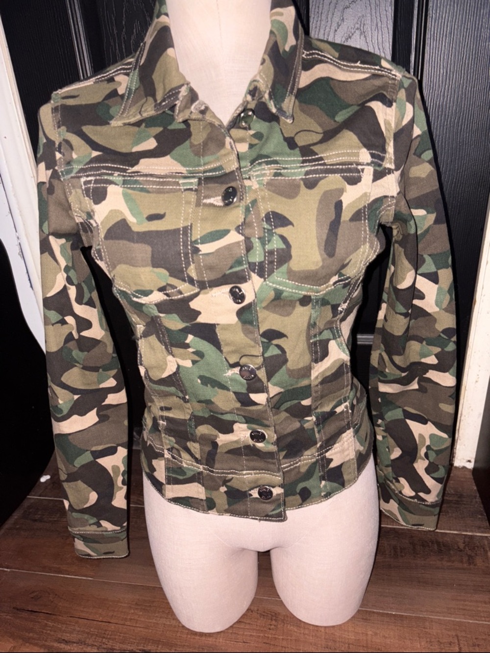 VENUS Women's Green Camo Button Jacket